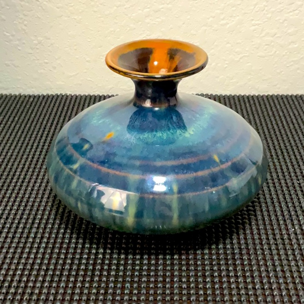 RB ceramic pottery vase